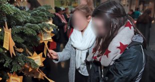 Zwei Frauen schauen sich Wunschsterne an