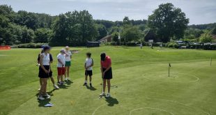 Mamre-Patmos-Schüler beim Golf spielen