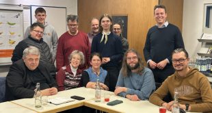 Teil der antenne Bethel-Redaktion zusammen mit Tom Brüntrup