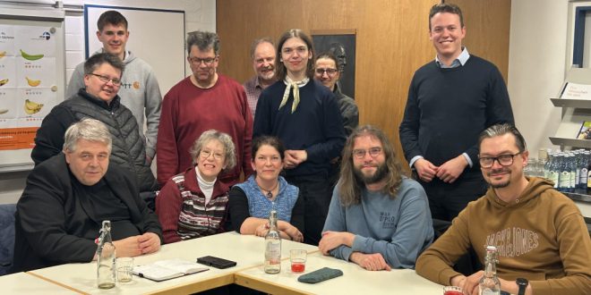 Teil der antenne Bethel-Redaktion zusammen mit Tom Brüntrup